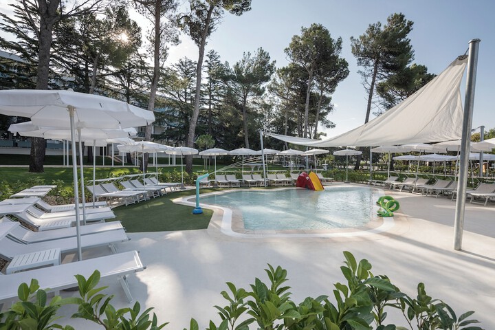 Hotel Pool