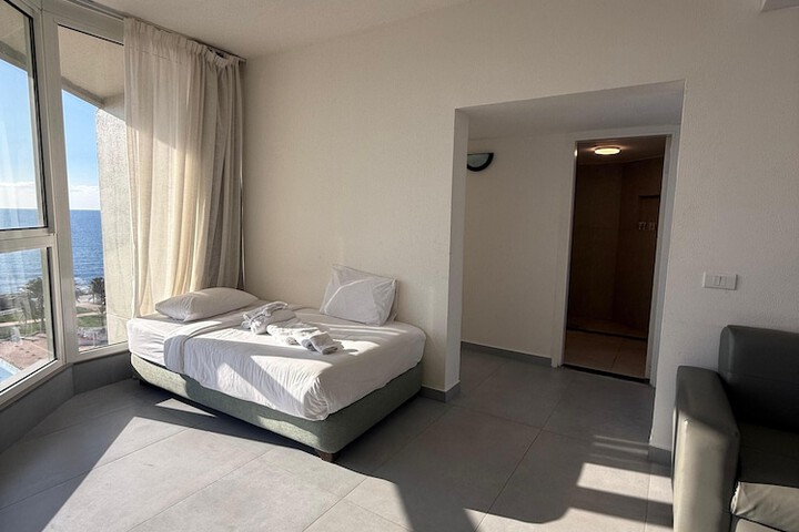 Room 17 of 32