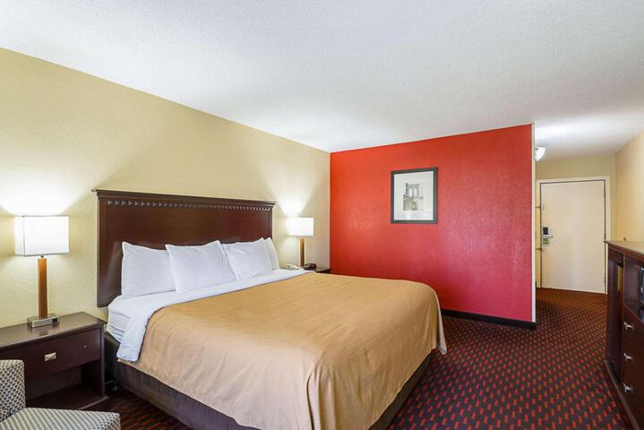 1 King Bed (3 of 21)