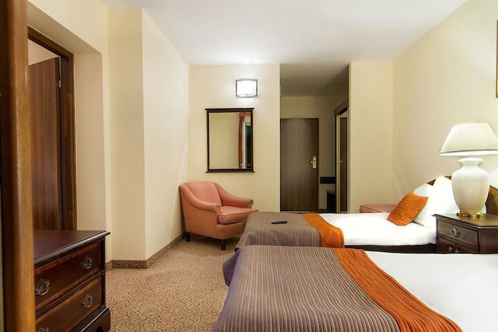 Room 5 of 62