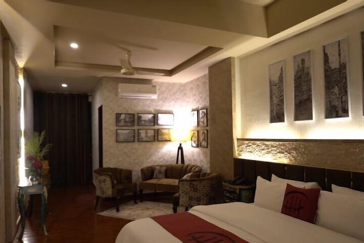 Room 9 of 12