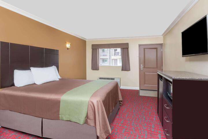 1 Queen Bed (10 of 32)