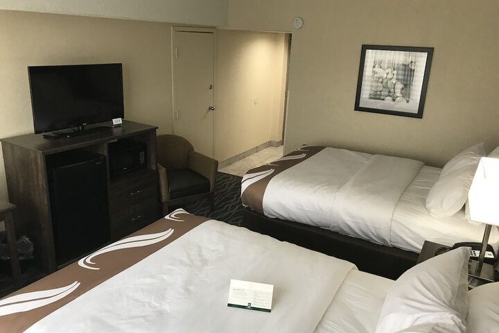 2 Queen Beds (7 of 15)