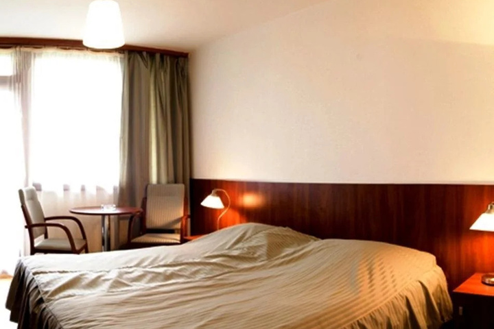Room 4 of 12