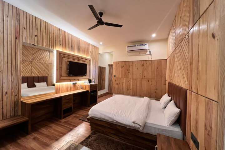 Room 9 of 17