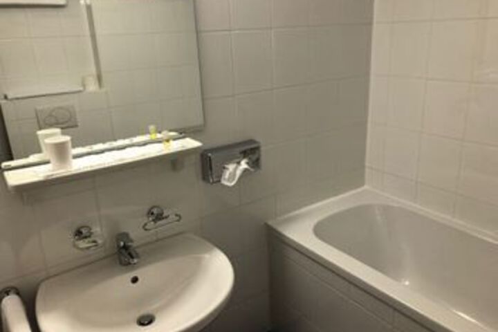Room 2 of 43