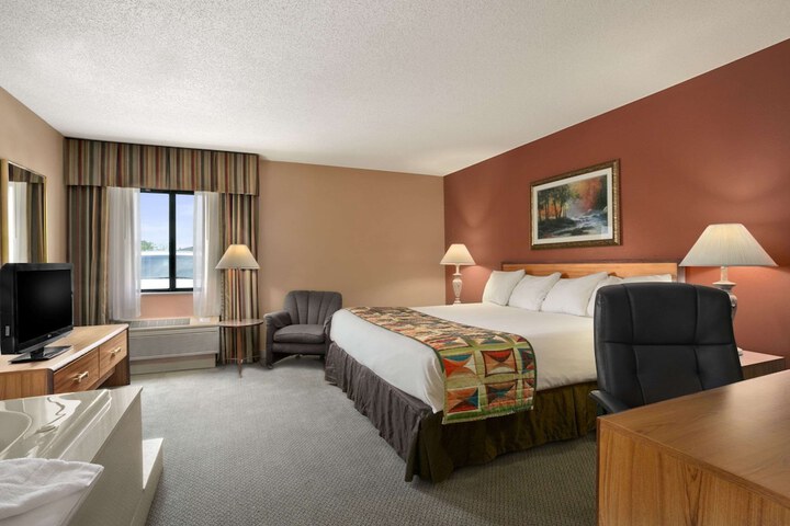 1 King Bed (5 of 8)