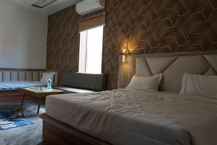 Room 11 of 20