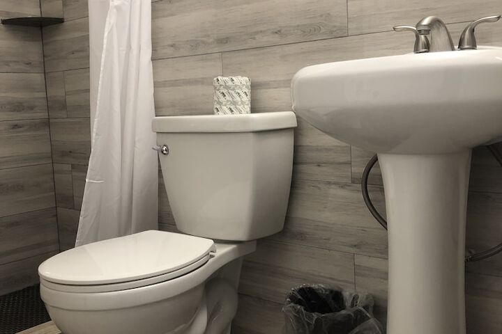 Single Room 1 Queen Bed (2 of 3)