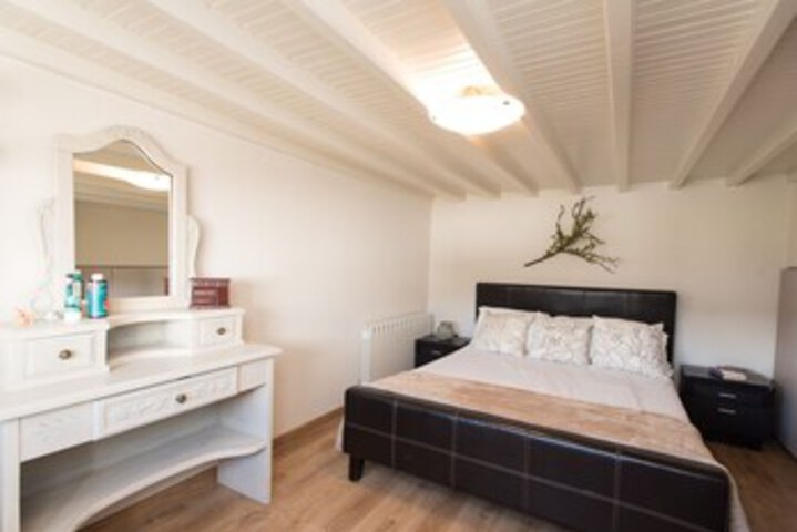Room 6 of 27
