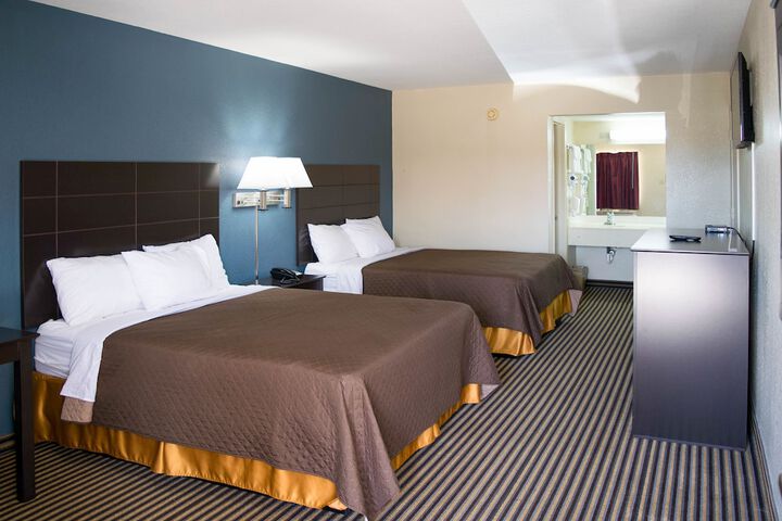 2 Queen Beds (2 of 9)