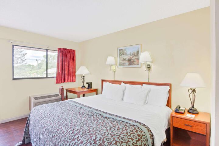 1 King Bed (2 of 4)