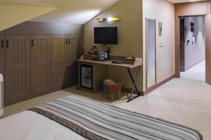 Room 10 of 107