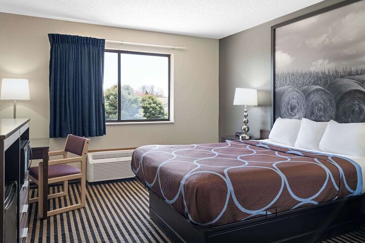 1 Queen Bed (3 of 26)