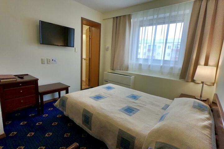 Room 6 of 34