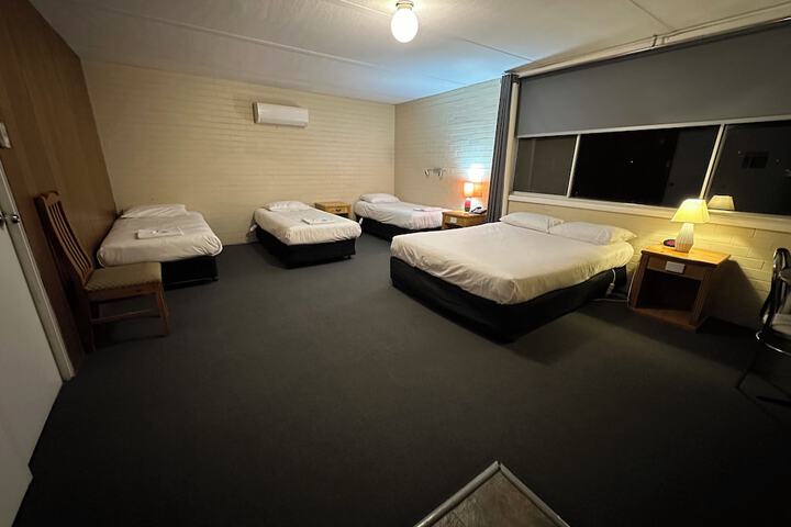 Room 4 of 27