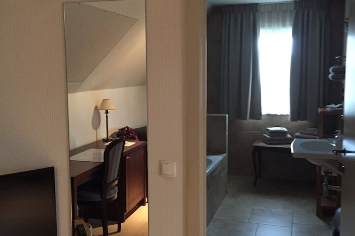 Room 13 of 16