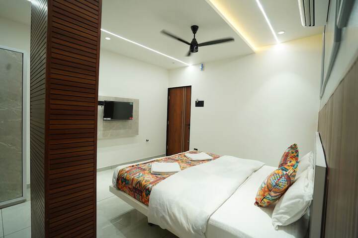 Room 2 of 8