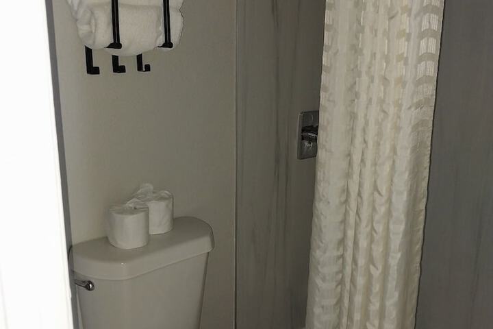 Room 6 of 8