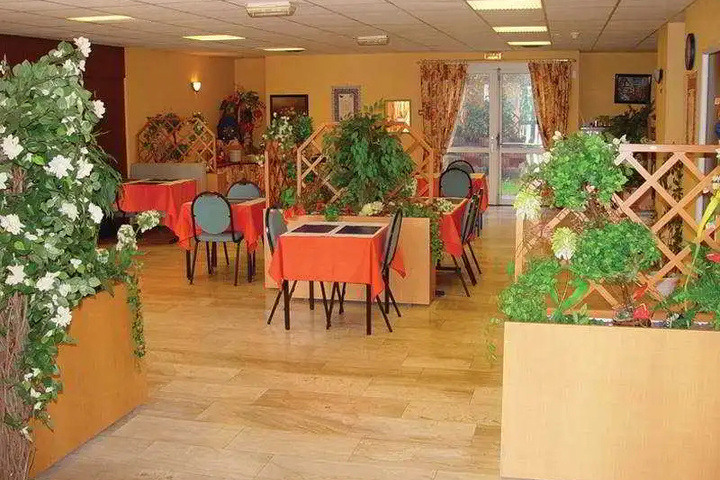 Dining 13 of 16