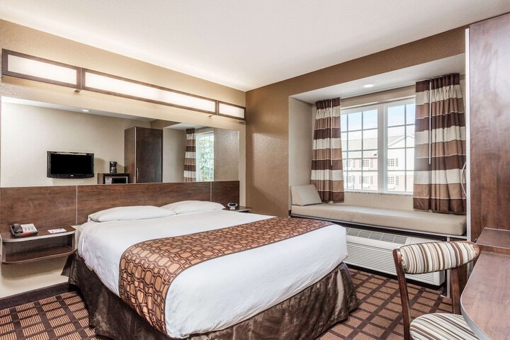 1 Queen Bed (10 of 15)