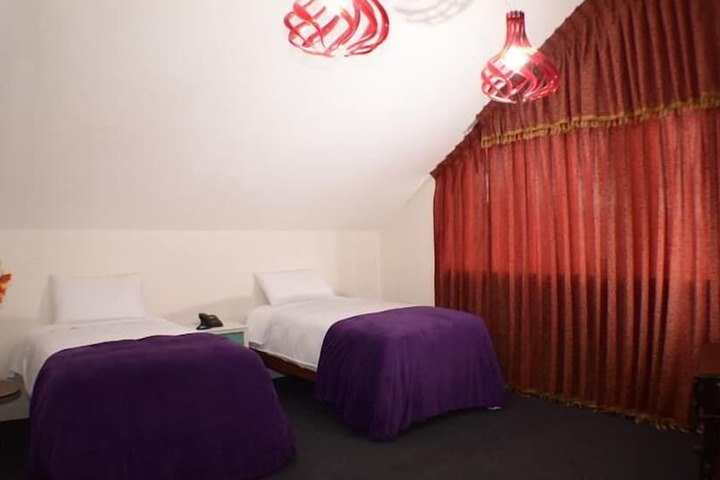 Room 10 of 28