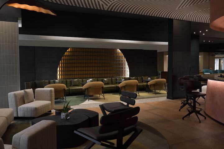 Lounge 44 of 59