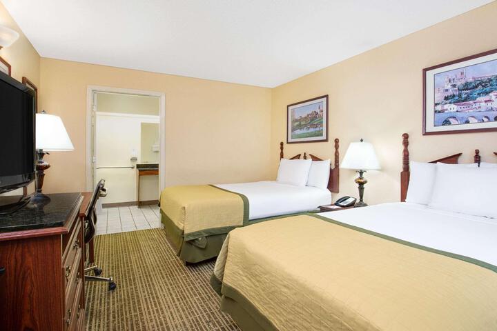 2 Double Beds (19 of 25)