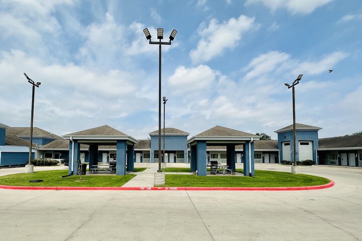 Hotel Exterior 33 of 40