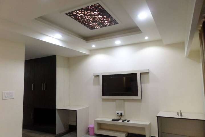 Room 13 of 40