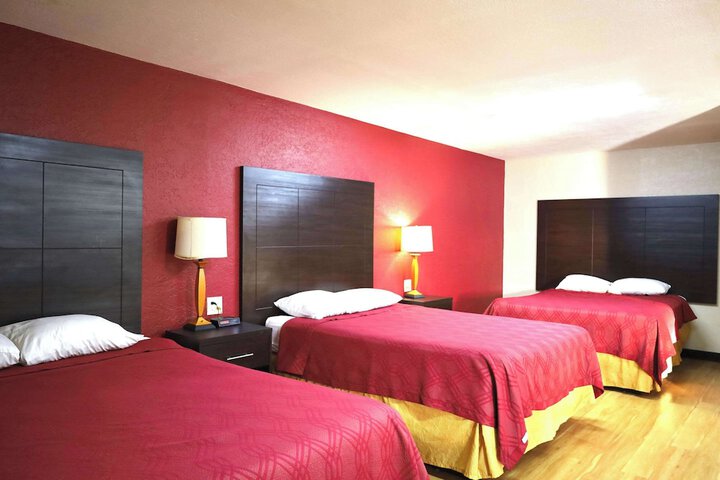 2 Queen Beds (1 of 13)
