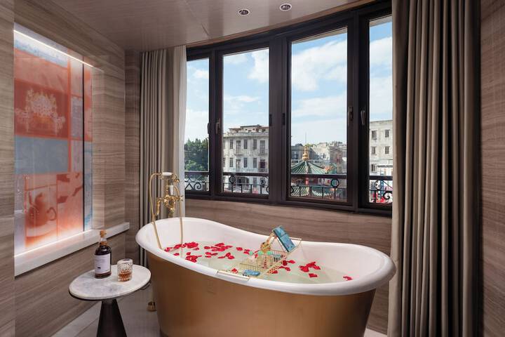 Room 28 of 34