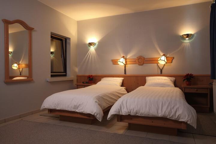Room 9 of 37