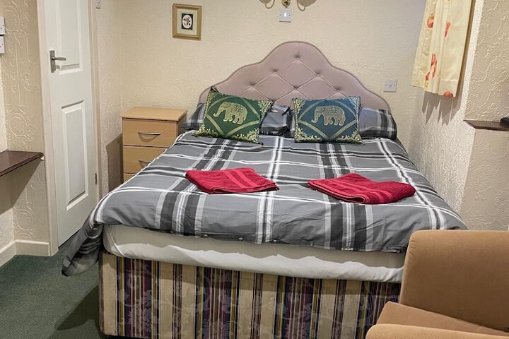 Room 5 of 12