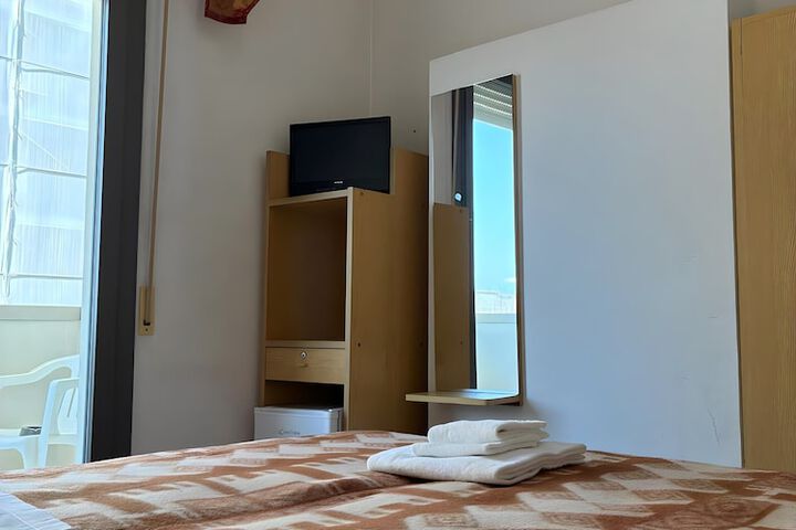 Room 13 of 27