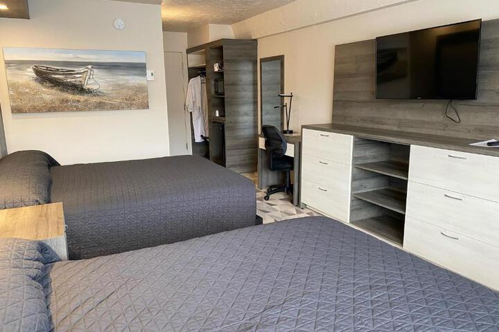 Queen Bed Accessible (6 of 13)