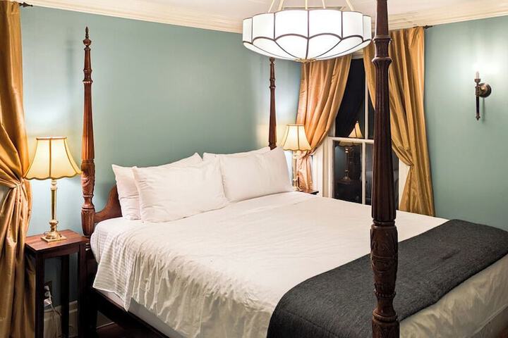 Romantic Room 1 King Bed Garden View Pet Friendly (42 of 60)