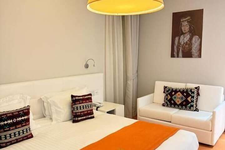 Room 9 of 25