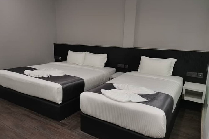 Room 7 of 8