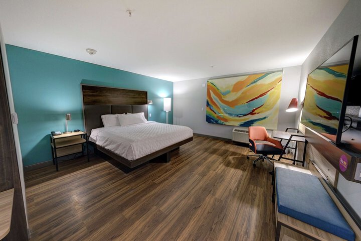 1 King Bed (3 of 10)