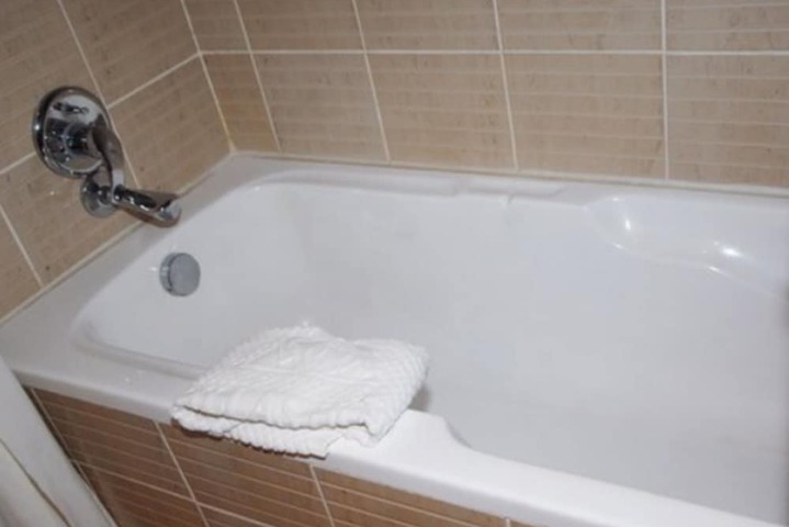 Deep soaking bathtub