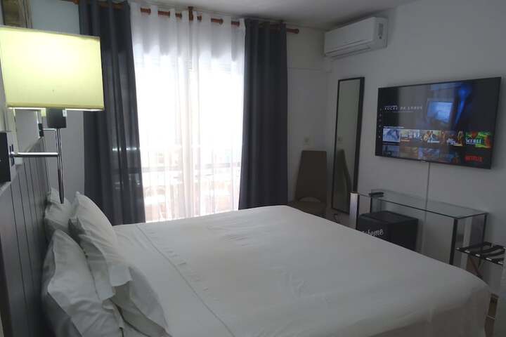 Room 10 of 32