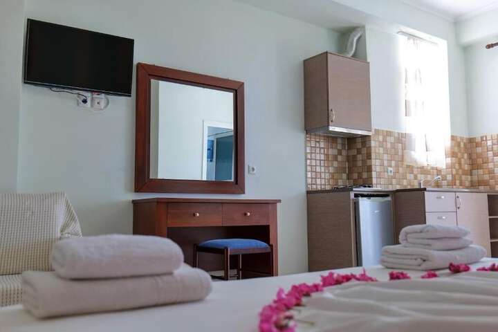 Room 5 of 103