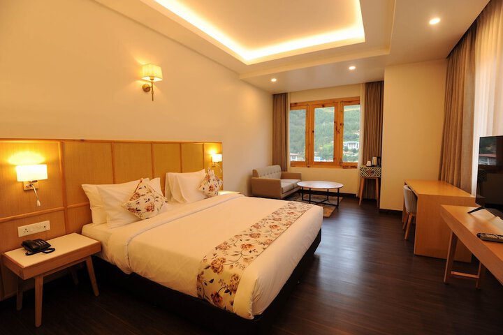 Room 4 of 8