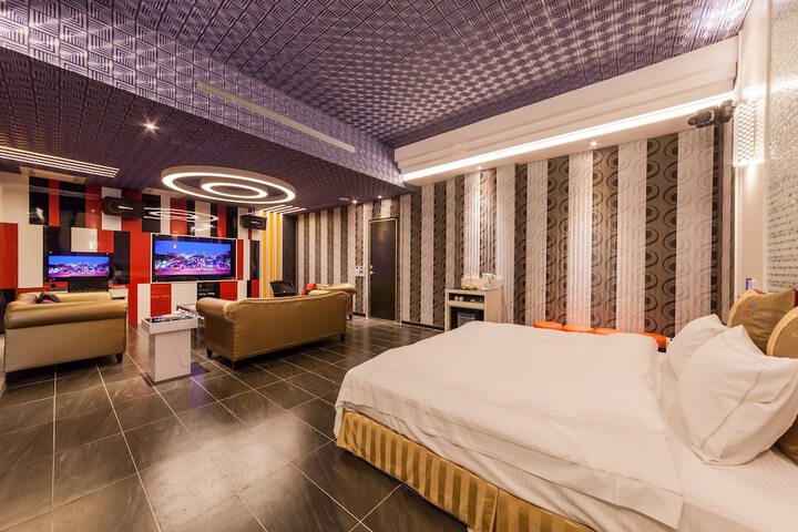 Room 28 of 216