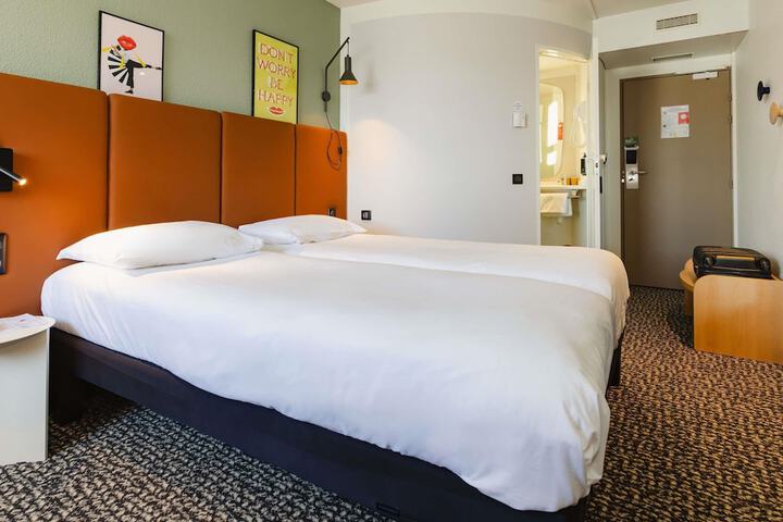 Room 43 of 142
