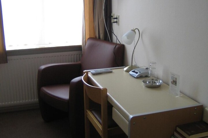 Room 4 of 33