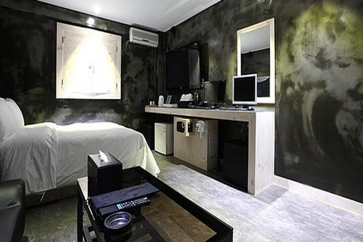 Room 2 of 6