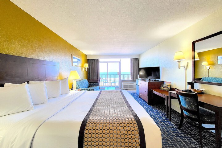 1 King Bed Ocean View (2 of 12)