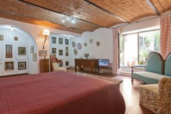 Room 5 of 18